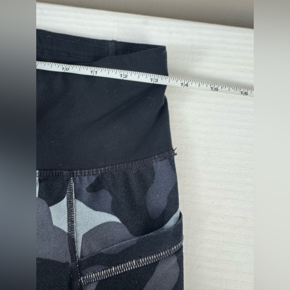 Athleta Black Gray shadow camo Leggings size small pockets - Picture 10 of 13